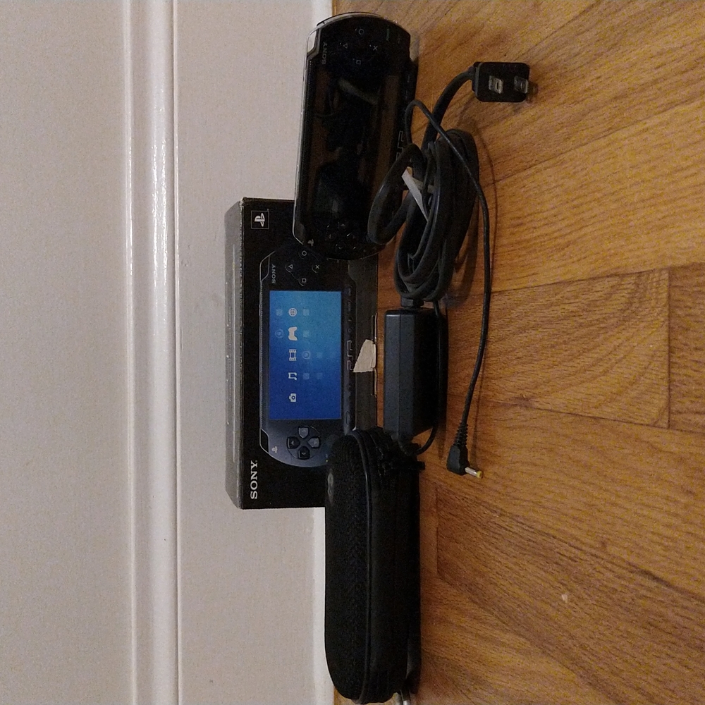 PSP 1001 Console, Charger, Hard case